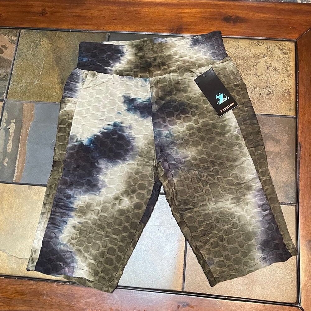 New Women’s active Green Tie dye biker shorts leggings size L/XL
side pocket - Picture 2 of 3